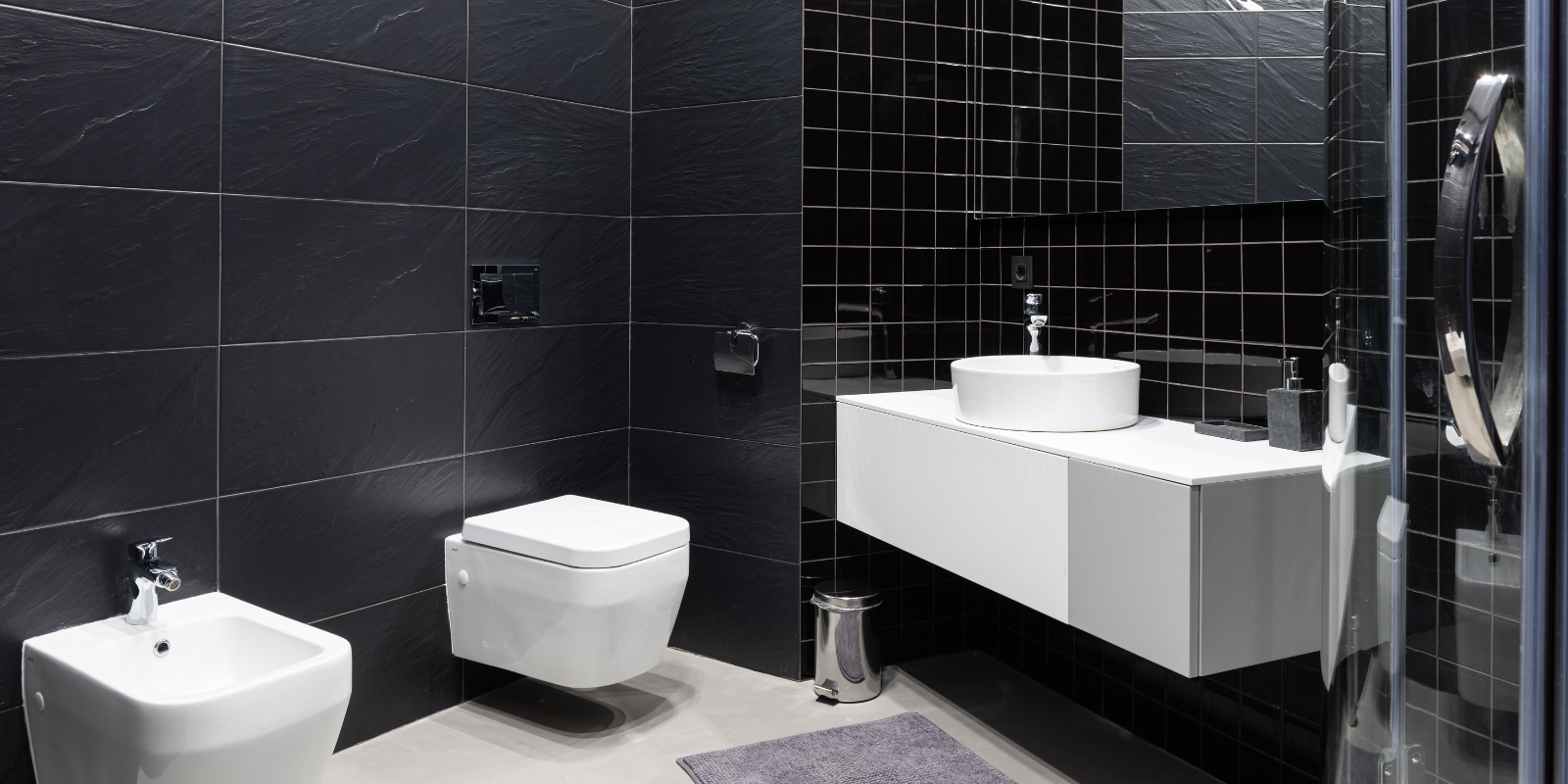 baie_moderna_cu_gresie_neagra_i_faian_a_premium_montaj_profesionist