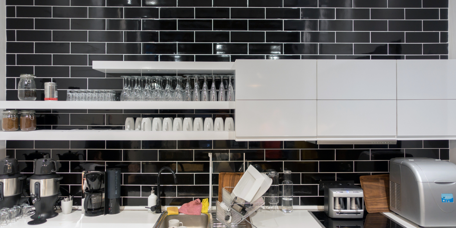 bucătărie de lux cu gresie lucioasă și finisaj premium, executat  de Alex Ceramo Expert