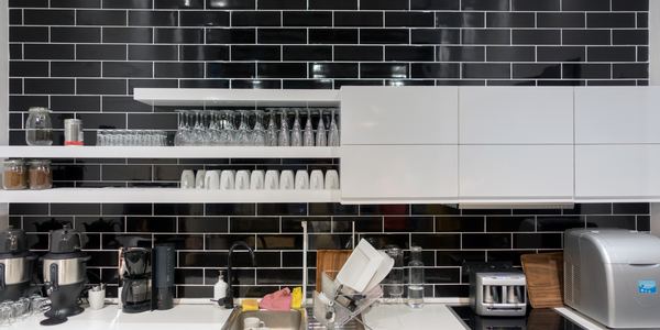 bucătărie de lux cu gresie lucioasă și finisaj premium, executat  de Alex Ceramo Expert