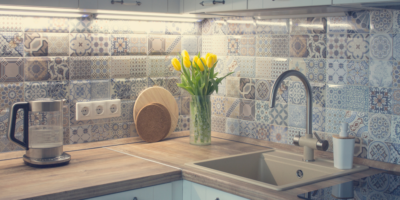 bucătărie de lux cu gresie lucioasă și finisaj premium, executat de Alex Ceramo Expert