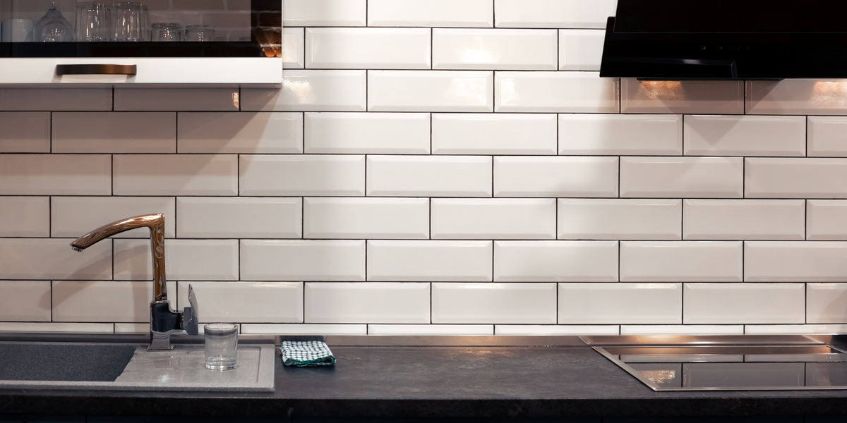 bucătărie de lux cu gresie lucioasă și finisaj premium, executat de Alex Ceramo Expert